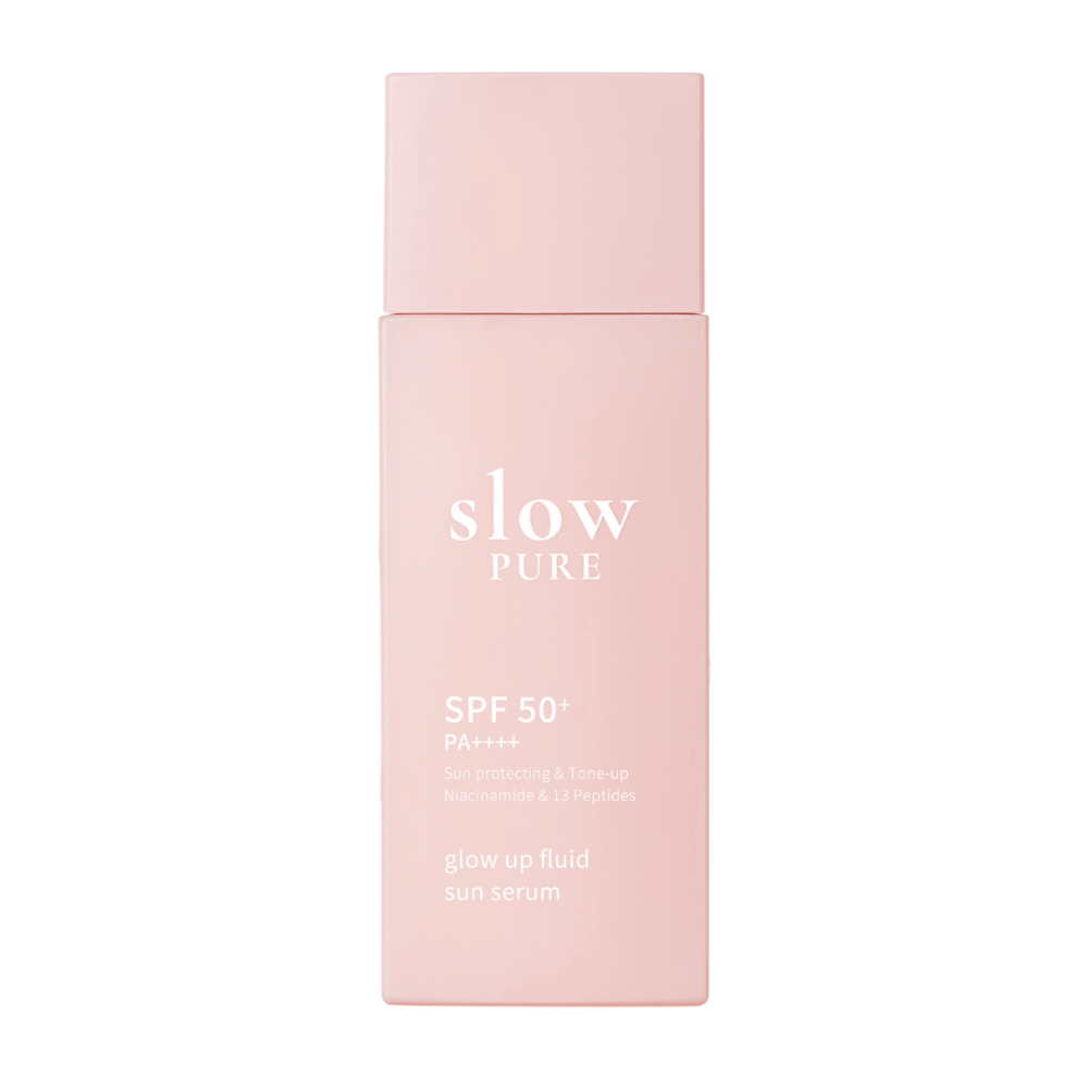 Slow Pure Glow Up Fluid Sun Serum SPF 50+ PA++++ in roze fles met zonbeschermende en glansgevende formule.