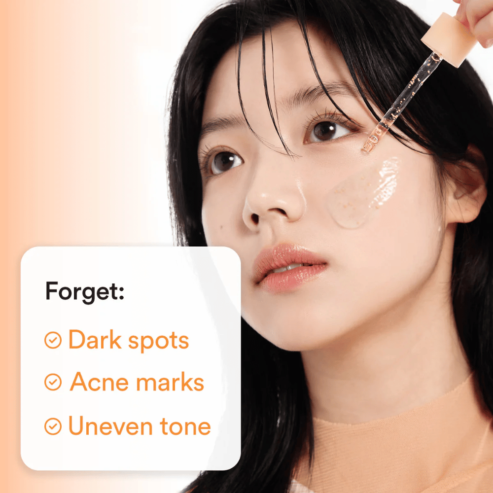Vrouw brengt serum aan met een pipet op de wang. Tekst op de afbeelding vermeldt Voordelen: "Vergeet: Donkere vlekken, Acne littekens, Ongelijke teint".