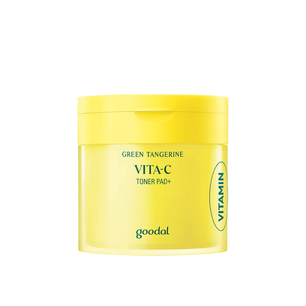 Een lichtgele container gemarkeerd "GREEN TANGERINE VITA-C TONER PAD+" van het merk "goodal", met een zijmarkering die "VITAMINE" aangeeft.