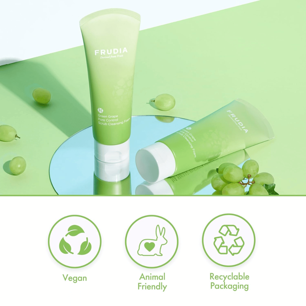 FRUDIA Green Grape Pore Control Scrub Cleansing Foam – veganistische en cruelty-free gezichtsreiniger met recyclebare verpakking, ontwikkeld voor effectieve poriënverzorging.