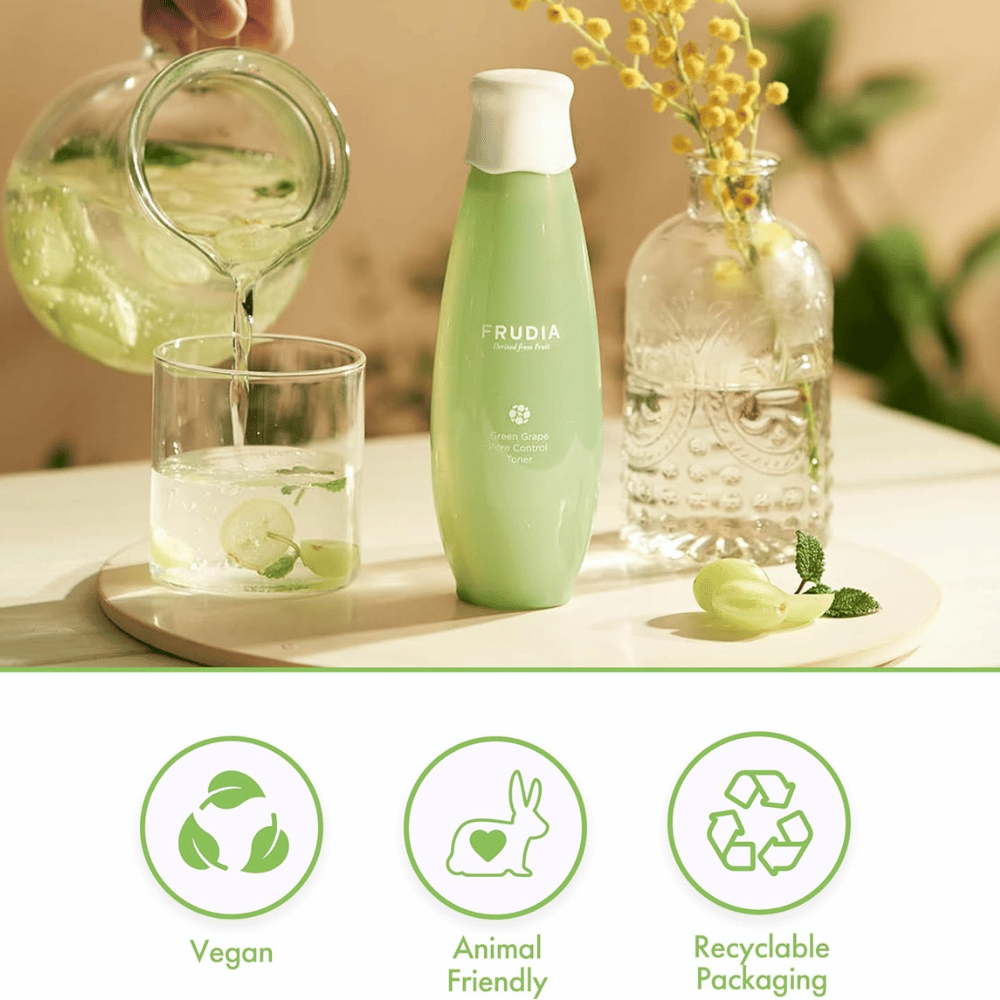 Frudia Green Grape Pore Control Toner in een natuurlijke omgeving met groene druiven en water die frisse poriënverzorging, hydratatie en een gebalanceerde huid symboliseren met vegan Koreaanse huidverzorging.