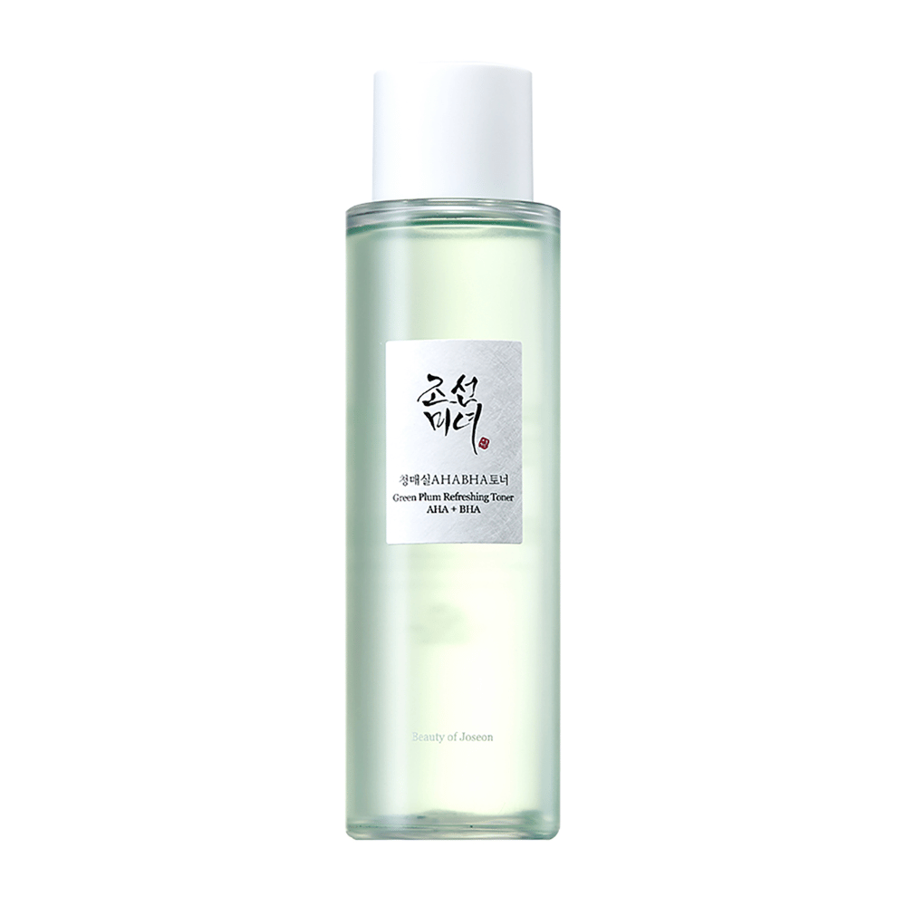 De fles met "Green Plum Refreshing Toner" AHA + BHA heeft een elegant ontwerp met een witte dop en een transparant lichaam dat de groene vloeistof binnenin toont. Het etiket heeft een strak zwart en rood lettertype, wat een frisse en moderne uitstraling geeft.