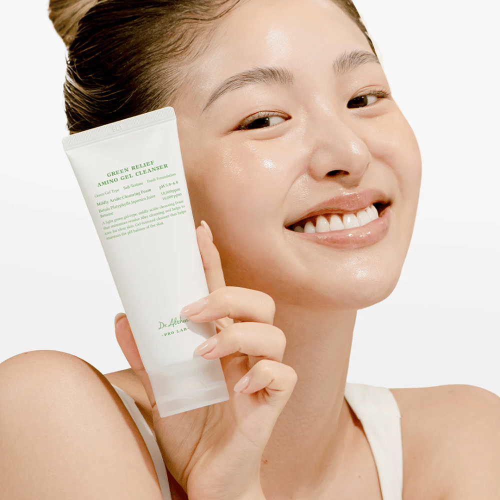 Vrouw met stralende huid houdt Dr. Althea Green Relief Amino Gel Cleanser omhoog – veganistische reiniging voor gevoelige en geïrriteerde huid.
