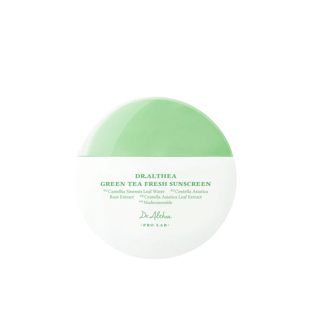 Ronde zonnebrandcrème van Dr. Althea met groen-witte verpakking en tekst die ingrediënten zoals groene thee en centella asiatica benadrukt - een milde chemische zonnebrandcrème met kalmerende eigenschappen.