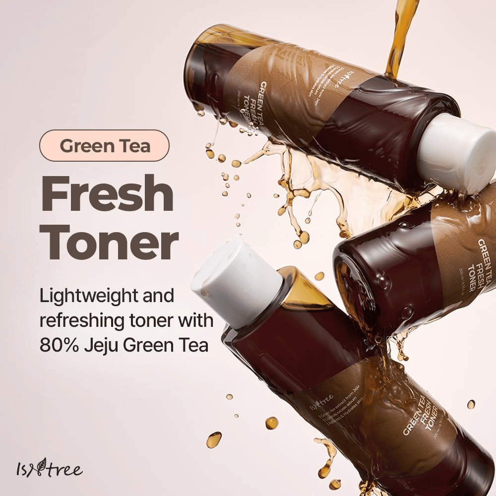 Meerdere flessen van Isntree Green Tea Fresh Toner worden omringd door spetters toner. De afbeelding benadrukt de lichte en verfrissende formule met 80% groene thee van Jeju voor hydratatie en een gebalanceerde huid.
