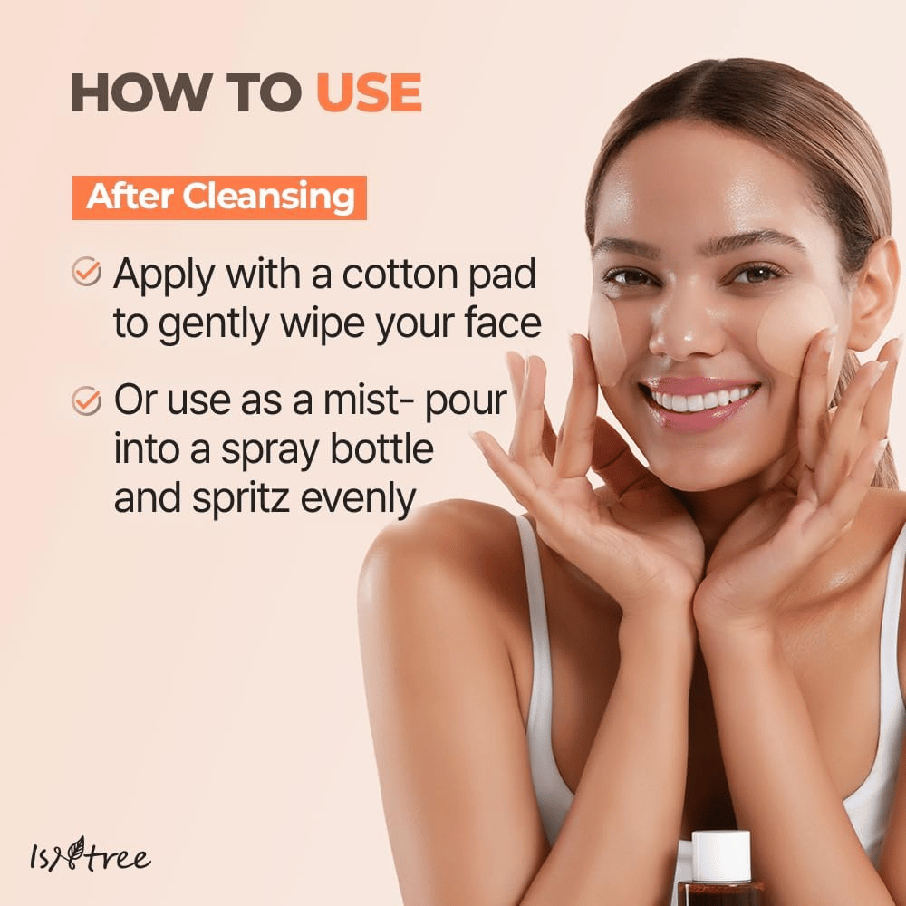 Een model laat zien hoe Isntree Green Tea Fresh Toner na het reinigen wordt gebruikt. De toner wordt aangebracht met een wattenschijfje of kan in een sprayfles worden gegoten om als een verfrissende gezichtsmist te worden gebruikt.