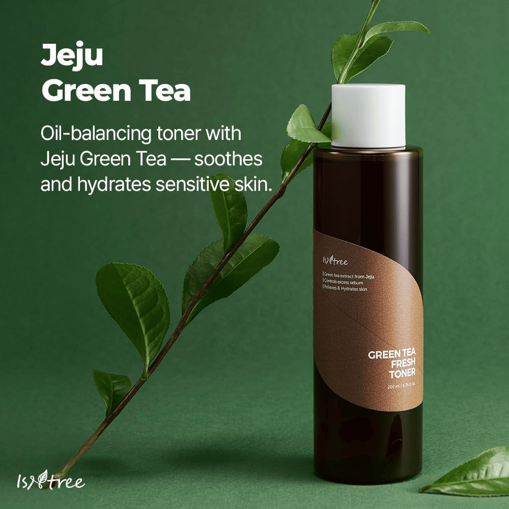 Isntree Green Tea Fresh Toner gepresenteerd samen met groene theebladeren van Jeju. De afbeelding benadrukt de groene-thee-inhoud van de toner, die helpt de huid te hydrateren, te kalmeren en in balans te brengen.