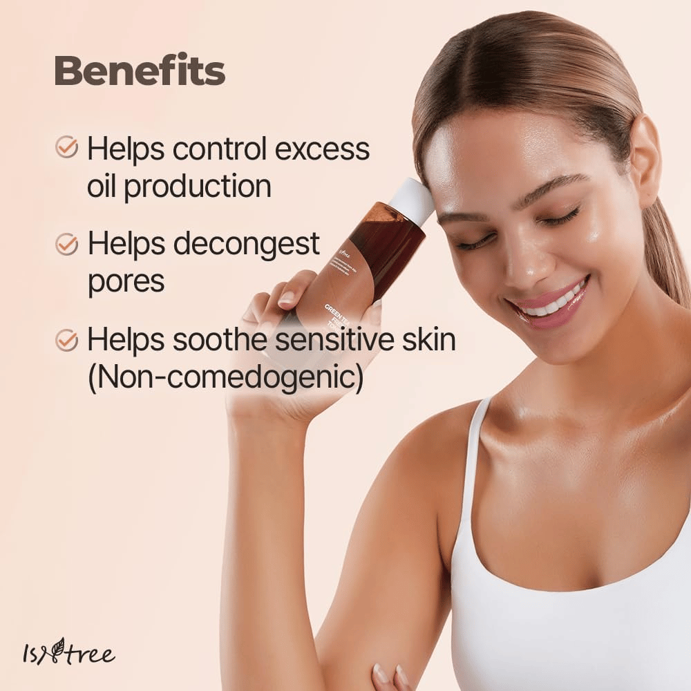 Een persoon houdt Isntree Green Tea Fresh Toner tegen het gezicht. De afbeelding benadrukt de voordelen van de toner, zoals het in balans brengen van de talgproductie, het reinigen van poriën en het kalmeren van de gevoelige huid zonder de poriën te verstoppen.