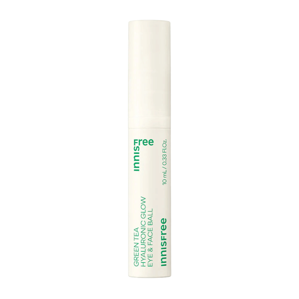 Innisfree Green Tea Hyaluronic Glow Eye & Face Ball wordt gepresenteerd in een witte fles met groene tekst. Het product heeft een ronde applicator en bevat 10 ml. Het ontwerp is eenvoudig en elegant, met de nadruk op het product op de voorgrond.