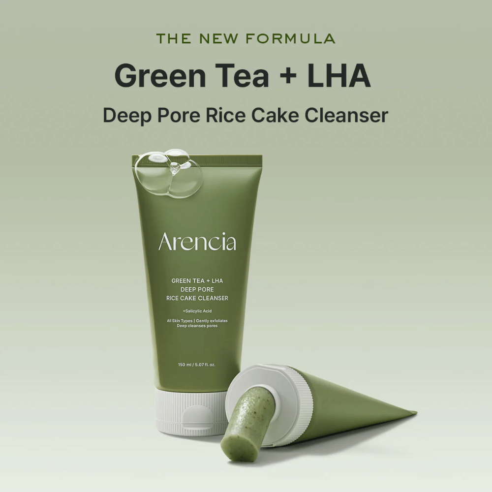 Campagnebeeld voor Arencia Green Tea + LHA Deep Pore Rice Cake Cleanser dat de nieuwe formule met groene thee en LHA voor diepgaande reiniging van de poriën benadrukt.