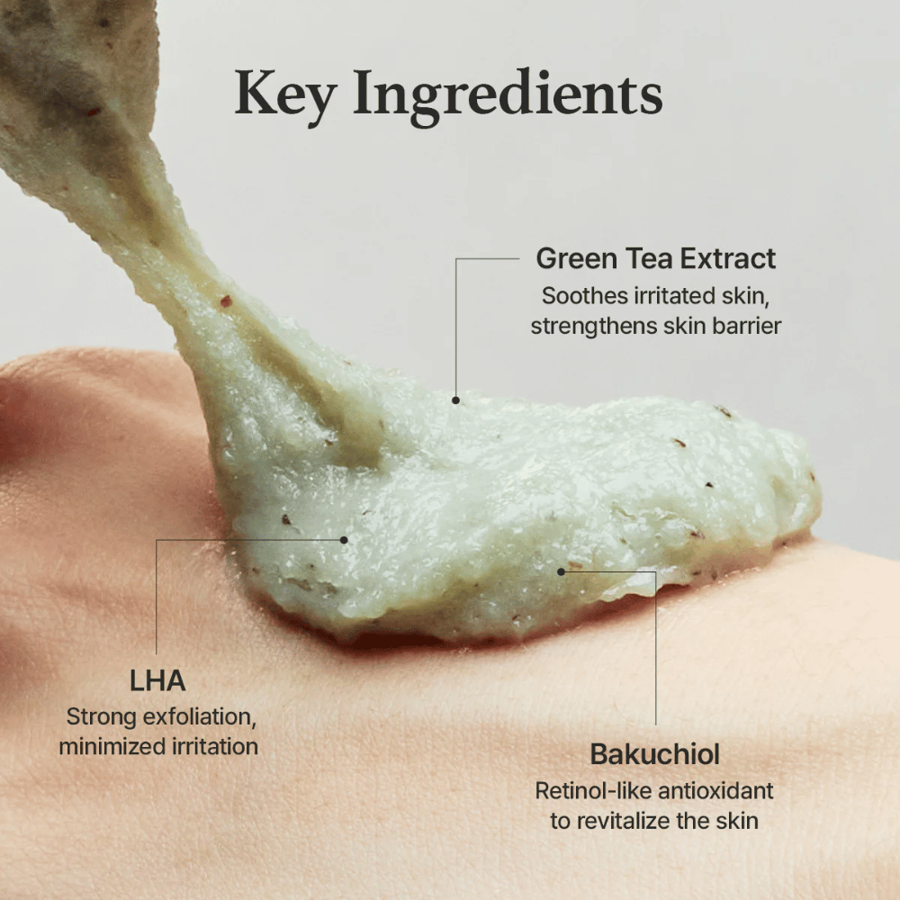 Close-up van de textuur van de cleanser samen met uitleg over de ingrediënten groene thee-extract, LHA en bakuchiol, die helpen om zacht te exfoliëren en de huidbarrière te versterken.