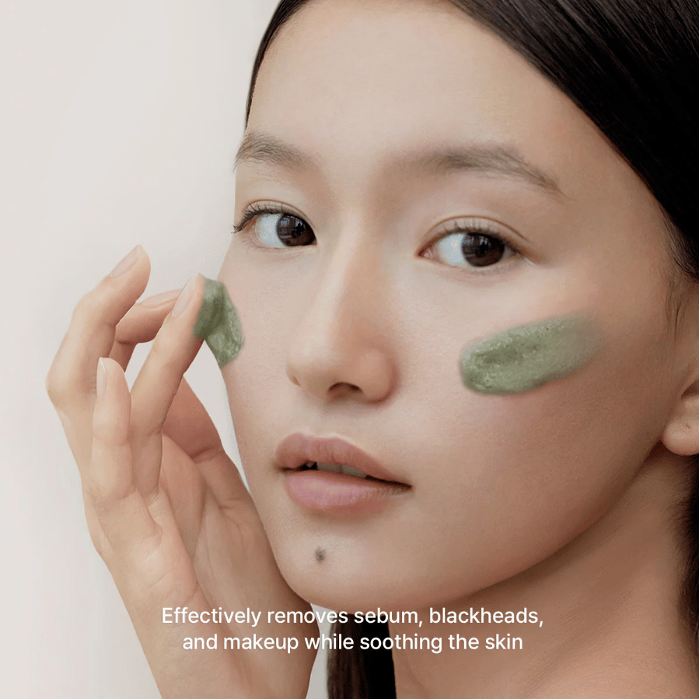 Model brengt de groene cleanser aan op de wangen met focus op het verwijderen van talg, mee-eters en make-up, terwijl de huid wordt gekalmeerd en in balans aanvoelt.