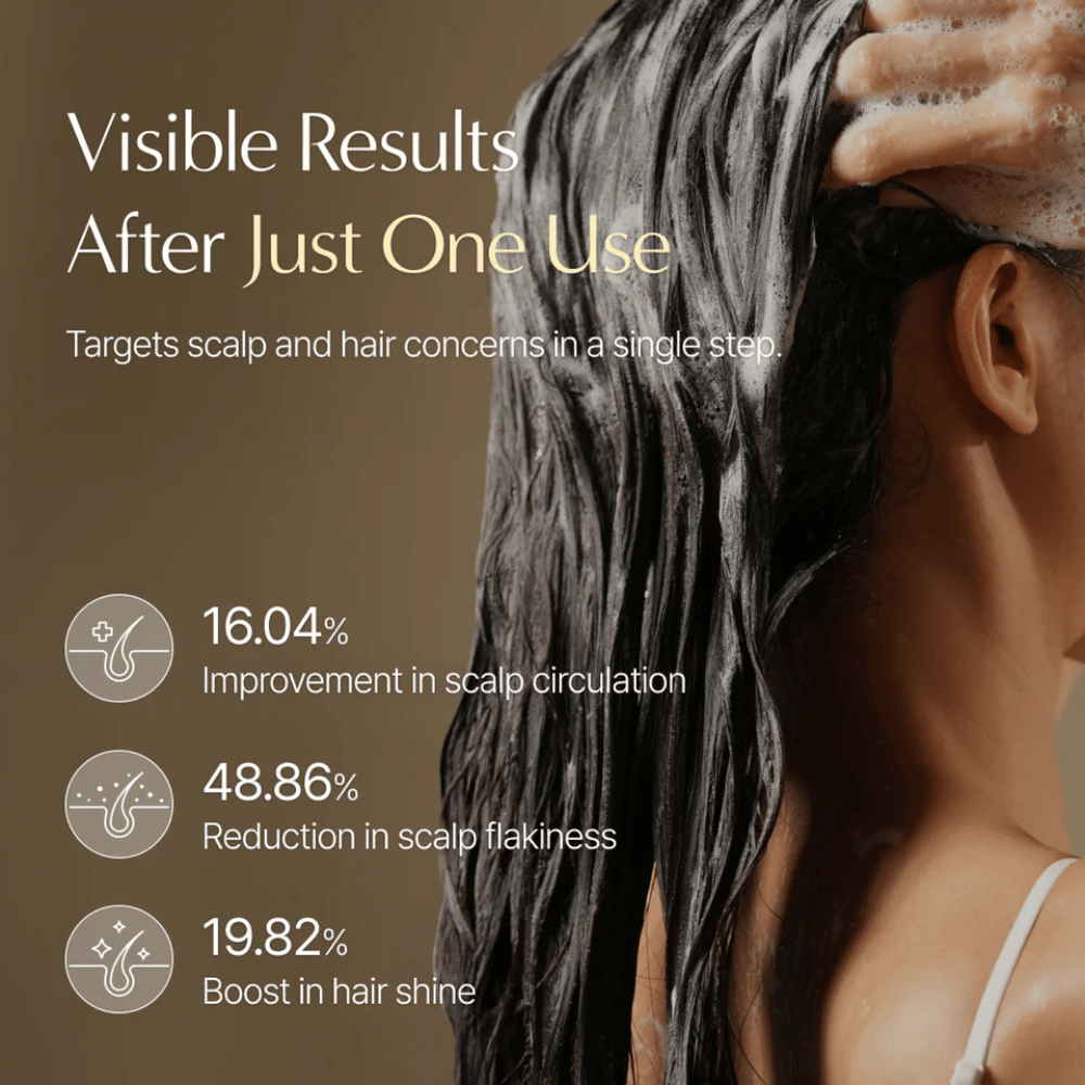 LILYEVE Grow:Turn Exosome 3D Volume Brush Shampoo die met de borstelapplicator in de hoofdhuid wordt gemasseerd