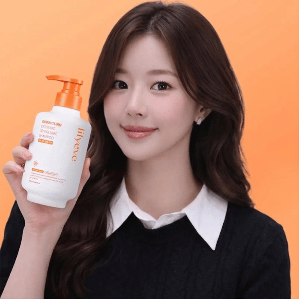 Persoon houdt LILYEVE Grow:Turn Exosome 3D Volume Shampoo vast voor volumegevende haar- en hoofdhuidverzorging