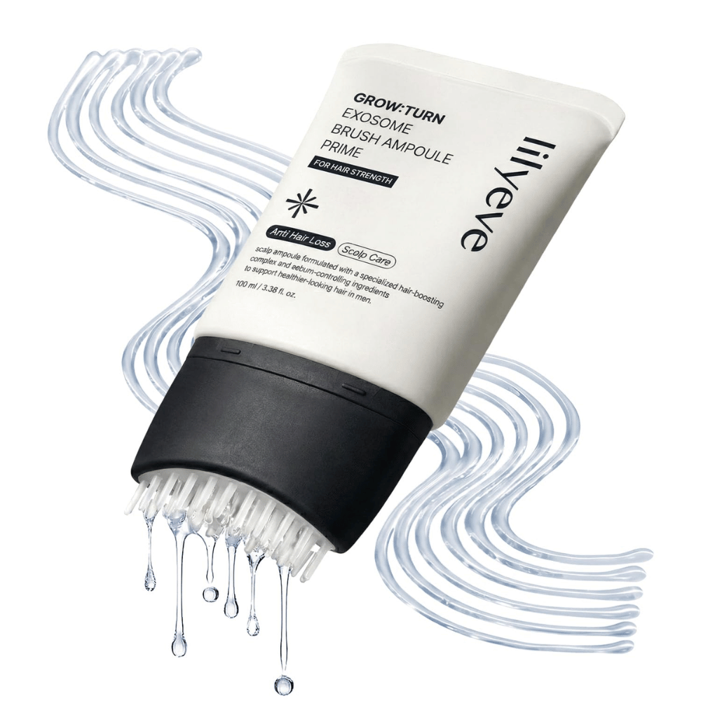 Close-up van LILYEVE Grow:Turn Exosome Brush Ampoule Prime met decoratieve serumdruppels en de unieke borstelapplicator. De afbeelding benadrukt het eenvoudige aanbrengen direct op de hoofdhuid en gerichte verzorging van de haarwortels.