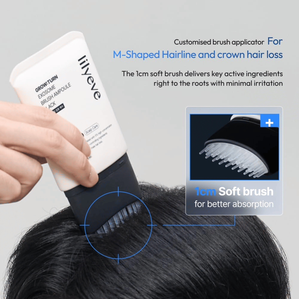 Persoon brengt LILYEVE Grow:Turn Exosome Brush Ampoule Prime direct op de hoofdhuid aan met de geïntegreerde zachte borstelapplicator. De afbeelding laat zien hoe de formule de haarwortels bereikt voor gerichte verzorging bij haaruitval en dunner wordend haar.