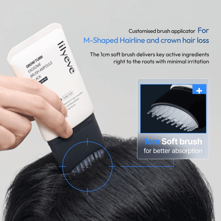 Persoon brengt LILYEVE Grow:Turn Exosome Brush Ampoule Prime direct op de hoofdhuid aan met de geïntegreerde zachte borstelapplicator. De afbeelding laat zien hoe de formule de haarwortels bereikt voor gerichte verzorging bij haaruitval en dunner wordend haar.