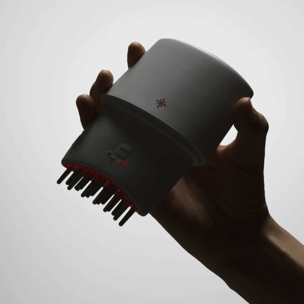 2. Lilyeve GrowTurn Pro – handzaam hoofdhuidapparaat met metalen pinnetjes en rood ledlicht