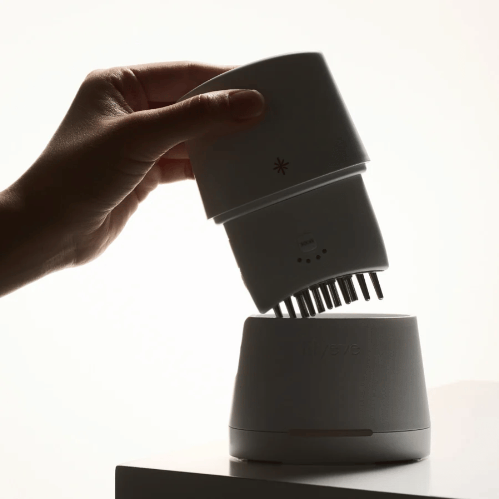 1. Lilyeve GrowTurn Pro – wit hoofdhuidapparaat met afneembare massagekop en laadstation