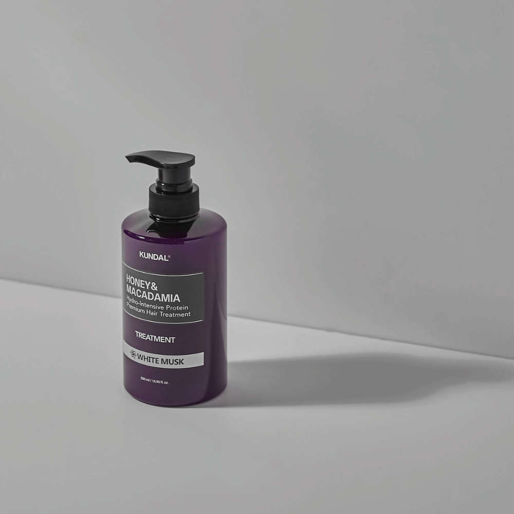 KUNDAL Honey & Macadamia Hydro-Intensive Protein Premium Hair Treatment White Musk in paarse pompflacon, 500 ml.