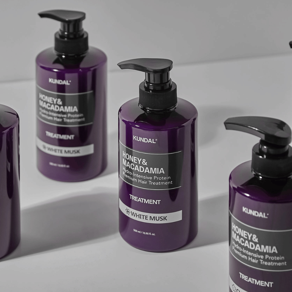 KUNDAL Honey & Macadamia Hydro-Intensive Protein Premium Hair Treatment White Musk, 500 ml, in paarse pompflacon.