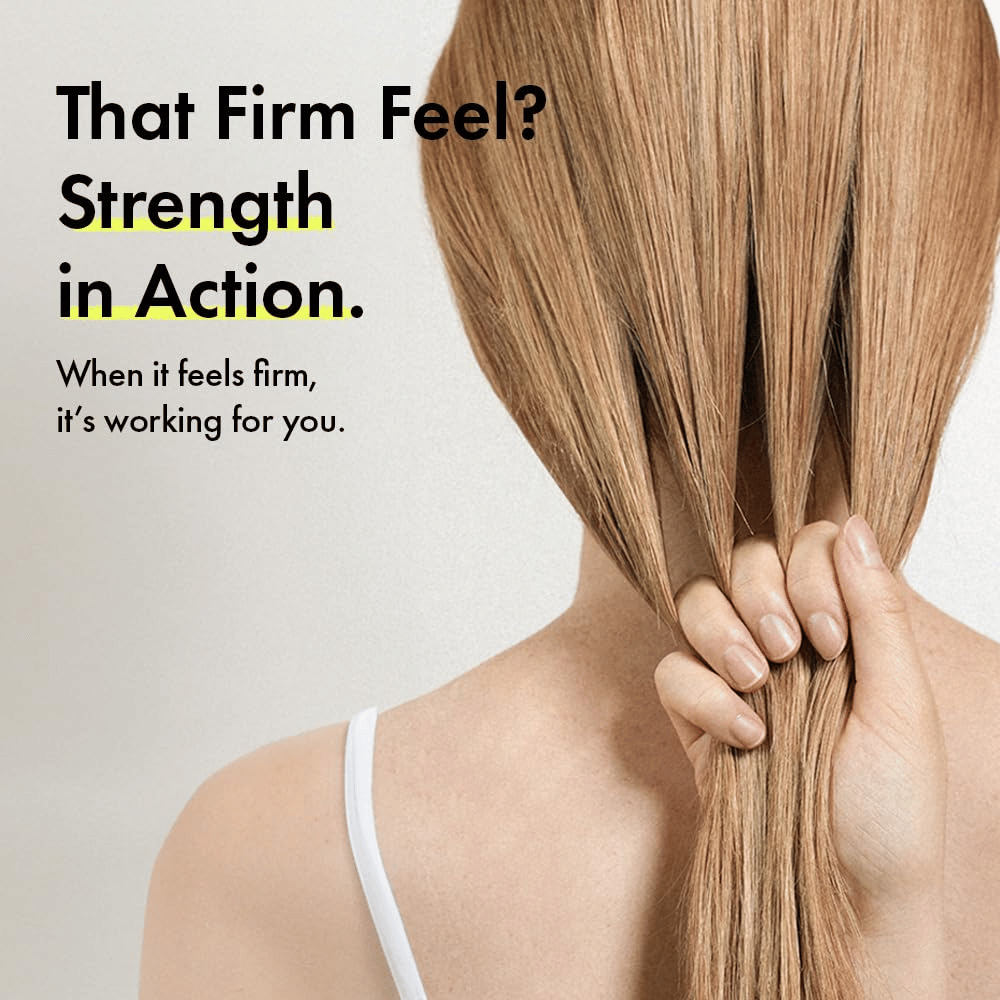 Persoon houdt zijn haar vast om sterkere haarstrengen en een steviger haargevoel na gebruik van Grabity g0.0 Hair Lifting Shampoo Strong te illustreren.