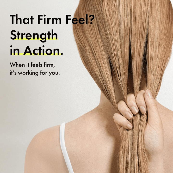 Persoon houdt zijn haar vast om sterkere haarstrengen en een steviger haargevoel na gebruik van Grabity g0.0 Hair Lifting Shampoo Strong te illustreren.