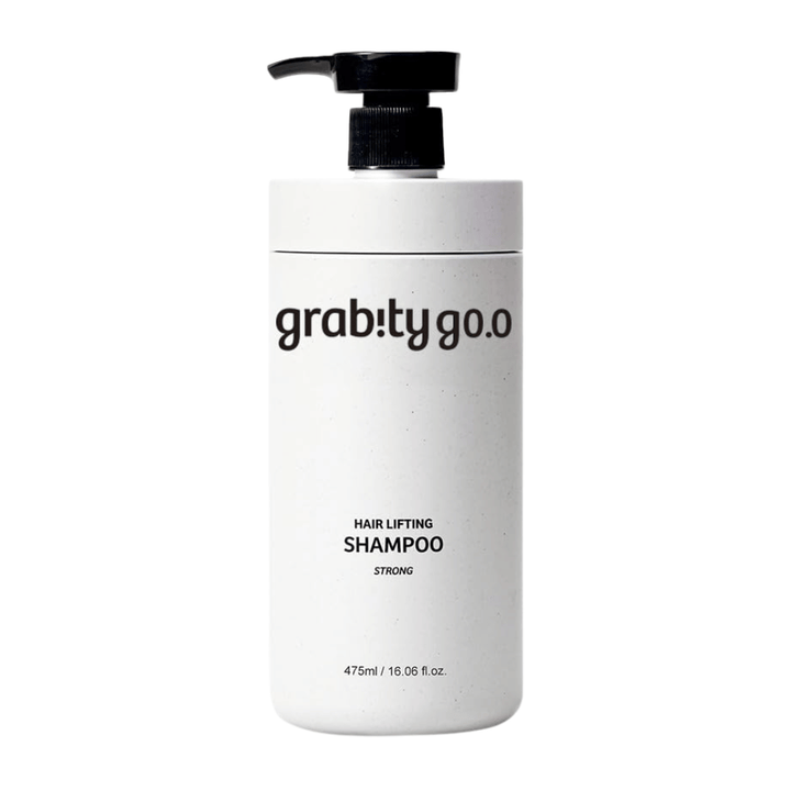 Grabity g0.0 Hair Lifting Shampoo Strong in een stijlvolle witte pompflacon op een witte achtergrond, ontwikkeld om volume, kracht en een vollere haaruitstraling te geven.