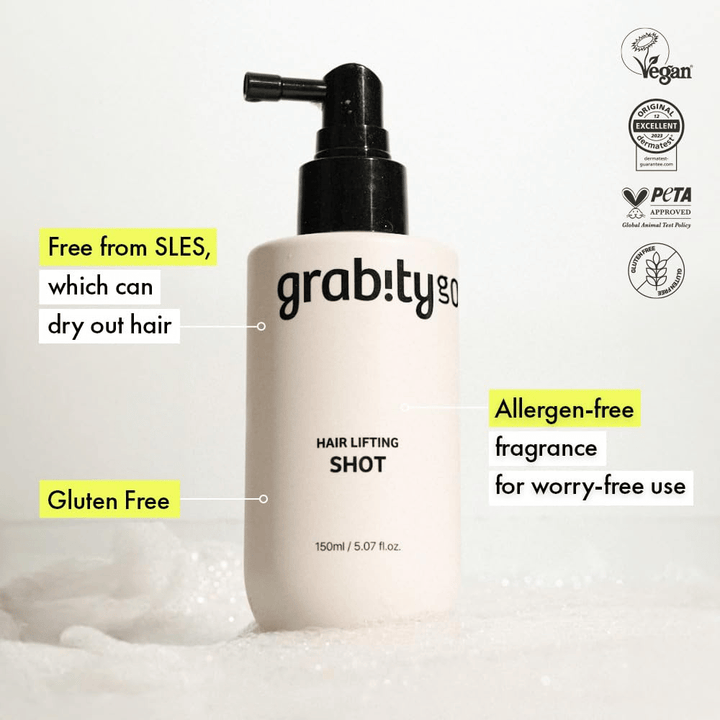 Grabity Hair Lifting Shot in een witte sprayfles met informatie over veganistische formule, PETA-goedkeuring, SLES-vrije samenstelling, glutenvrije formule en allergeenvrije geur voor milde haarverzorging.
