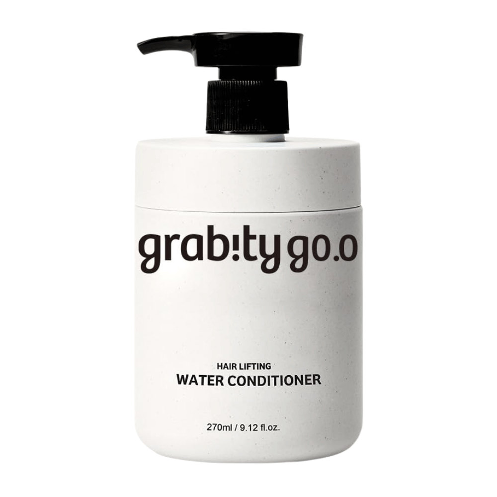 Grabity Hair Lifting Water Conditioner in een stijlvolle witte pompflacon op een lichte achtergrond. Een volumegevende conditionerformule ontwikkeld om zachtheid, glans en een voller ogende haardos te geven.
