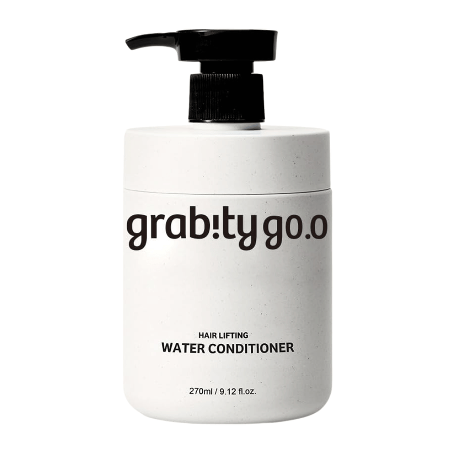 Grabity Hair Lifting Water Conditioner in een stijlvolle witte pompflacon op een lichte achtergrond. Een volumegevende conditionerformule ontwikkeld om zachtheid, glans en een voller ogende haardos te geven.