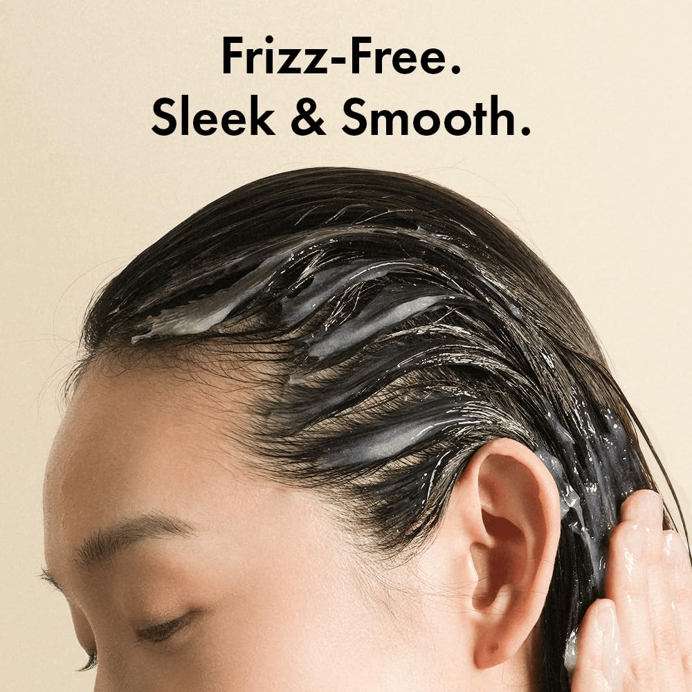 Persoon brengt Grabity Hair Lifting Water Conditioner aan op nat haar. De lichte formule omhult de haarstrengen om pluis tegen te gaan en het haar zachter, gladder en beter verzorgd te maken.