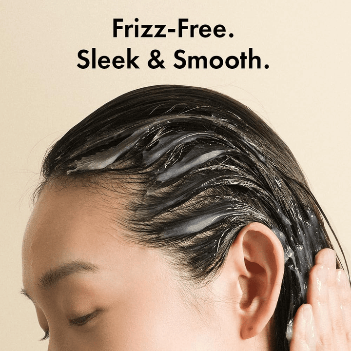 Persoon brengt Grabity Hair Lifting Water Conditioner aan op nat haar. De lichte formule omhult de haarstrengen om pluis tegen te gaan en het haar zachter, gladder en beter verzorgd te maken.