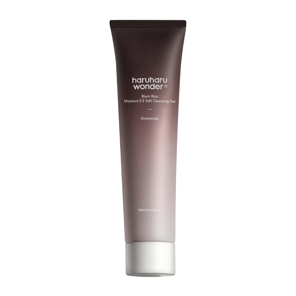 Een tube Haruharu Wonder Black Rice Moisture 5.5 Soft Cleansing Gel 100ml op een witte achtergrond met milde reinigingseigenschappen.
