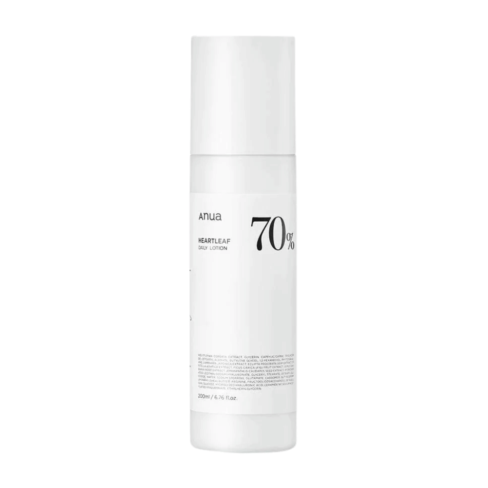 Een witte fles met een witte dop met Heartleaf 70% Daily Lotion op een witte achtergrond, van Anua.