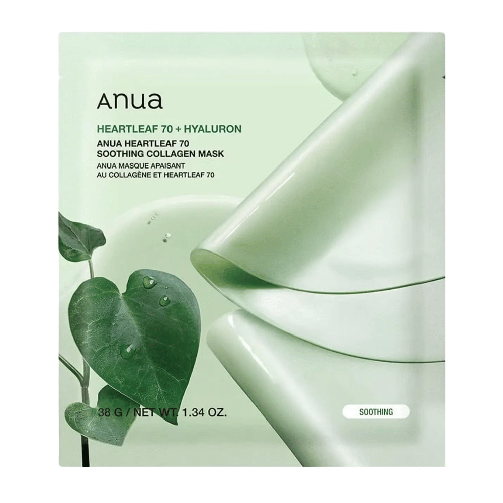 Zuivere productafbeelding van Anua Heartleaf 70 Soothing Collagen Mask. De verpakking heeft een zachtgroen ontwerp dat kalmerende en hydraterende eigenschappen uitstraalt. Heartleaf-bladeren met waterdruppels versterken de focus van het product op gevoelige huid, vochtbalans en verzorgende ingrediënten. Het product wordt gepromoot als een kalmerend collageenmasker met heartleaf en hyaluronzuur.