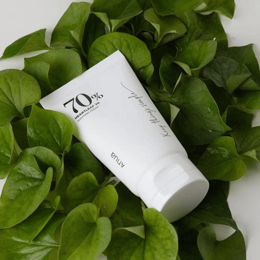 Een tube van Heartleaf 70% Soothing Cream rust op een bed van groene bladeren.