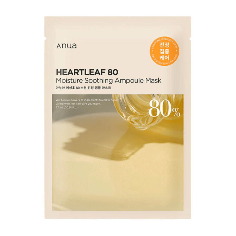 De verpakking van Anua Heartleaf 80 Moisture Soothing Ampoule Mask toont een dikke, gouden vloeistof die op een oppervlak druppelt, met een duidelijk etiket dat 80% hoofdingrediënt aangeeft. Het ontwerp is minimalistisch met neutrale kleuren.