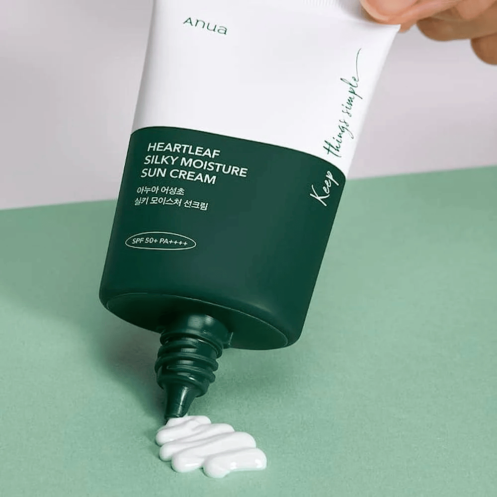  Zonnebrandcrème van Anua, "Heartleaf Silky Moisture", wordt uit de tube geperst.
