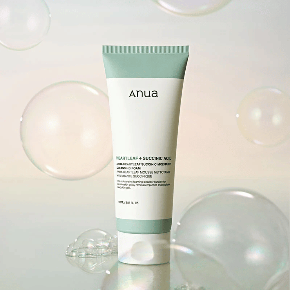 Productafbeelding van Anua Heartleaf + Succinic Acid Moisture Cleansing Foam omringd door transparante bubbels. De afbeelding versterkt het gevoel van milde reiniging, frisheid en luchtig schuim.
