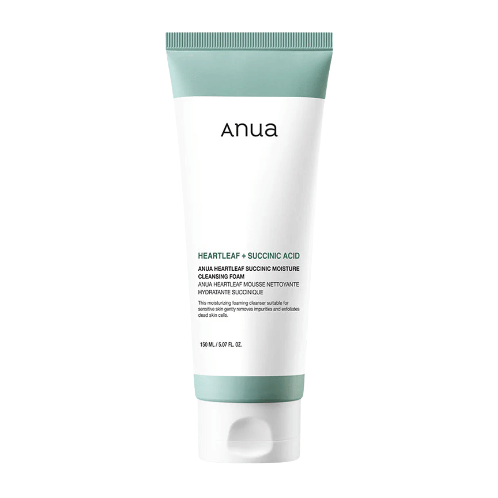 Vrijstaande productafbeelding tegen een neutrale achtergrond die Anua Heartleaf + Succinic Acid Moisture Cleansing Foam in detail toont. De afbeelding focust op de verpakking, grootte en het ontwerp van het product voor een duidelijke productpresentatie.