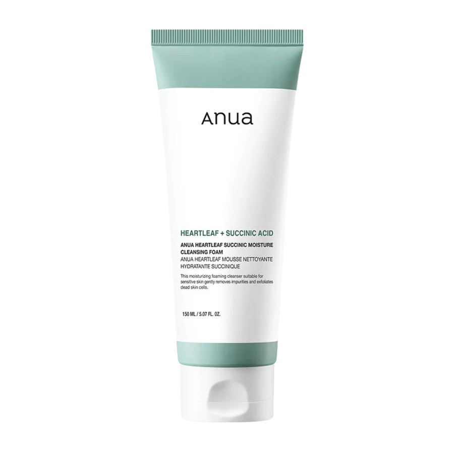 Vrijstaande productafbeelding tegen een neutrale achtergrond die Anua Heartleaf + Succinic Acid Moisture Cleansing Foam in detail toont. De afbeelding focust op de verpakking, grootte en het ontwerp van het product voor een duidelijke productpresentatie.
