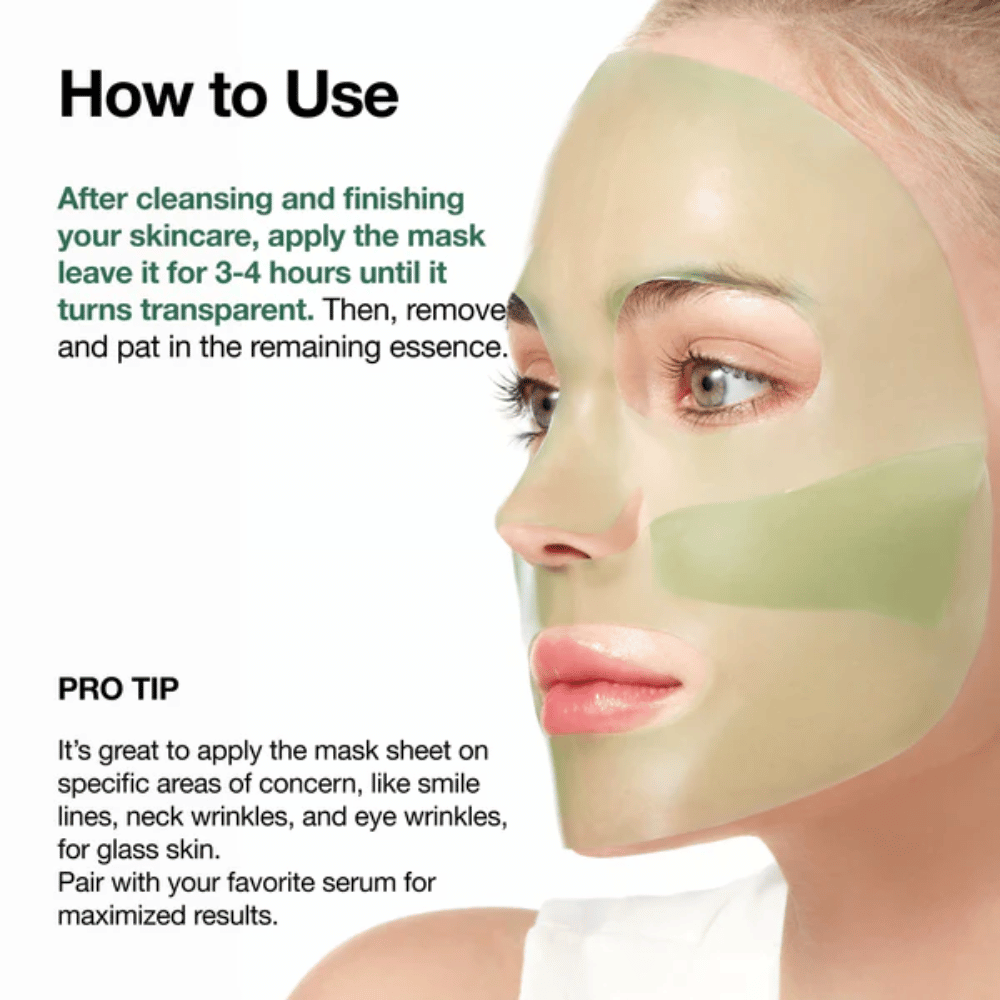 Een model draagt een lichtgroen hydrogelmasker dat het grootste deel van het gezicht bedekt. De afbeelding laat zien hoe het masker na de huidverzorgingsroutine wordt gebruikt en benadrukt dat het 3–4 uur op de huid moet blijven zitten totdat het transparant wordt. De focus ligt op langdurige hydratatie en dat de essentie effectief door de huid wordt opgenomen.
