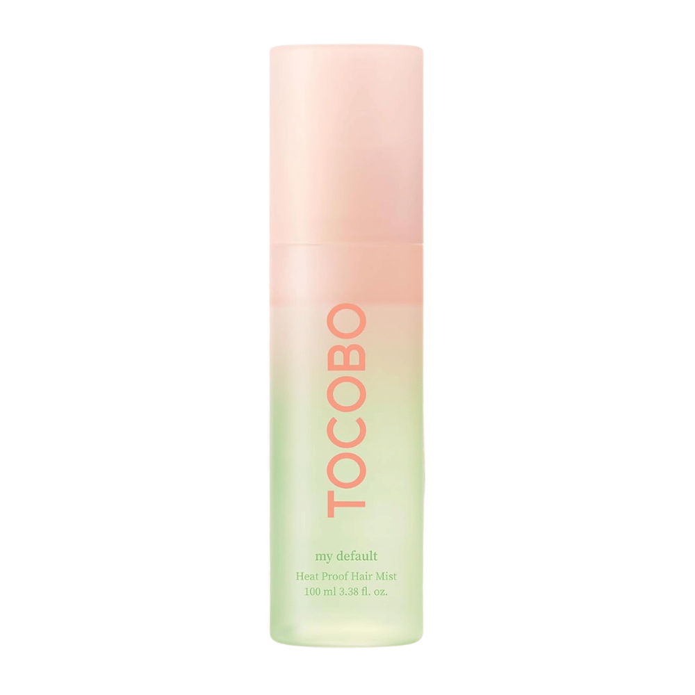 1. TOCOBO Heat Proof Hair Mist #02 My Default 100ml – hittebeschermende hair mist in groene en roze spuitfles tegen een witte achtergrond