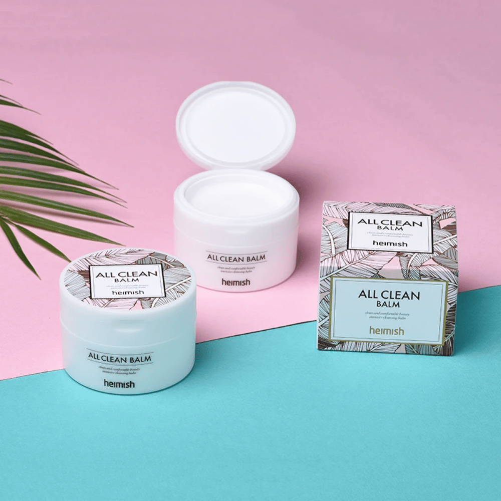 Heimish All Clean Balm 120ml en een palm op roze en blauwe achtergrond, geschikt voor de gevoelige huid.