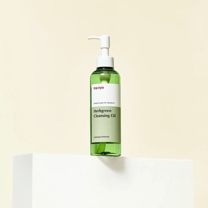 ma:nyo Herbgreen Cleansing Oil staand op sokkel, milde Koreaanse reinigingsolie met groene kruidenextracten voor dagelijkse gezichtsreiniging