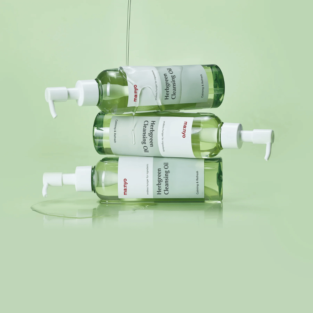 ma:nyo Herbgreen Cleansing Oil reinigingsolie in gestapelde flessen, olieverzorging die make-up, zonnebrandcrème en onzuiverheden oplost zonder de huid uit te drogen