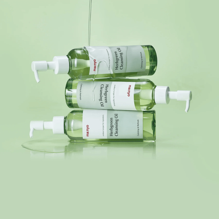 ma:nyo Herbgreen Cleansing Oil reinigingsolie in gestapelde flessen, olieverzorging die make-up, zonnebrandcrème en onzuiverheden oplost zonder de huid uit te drogen