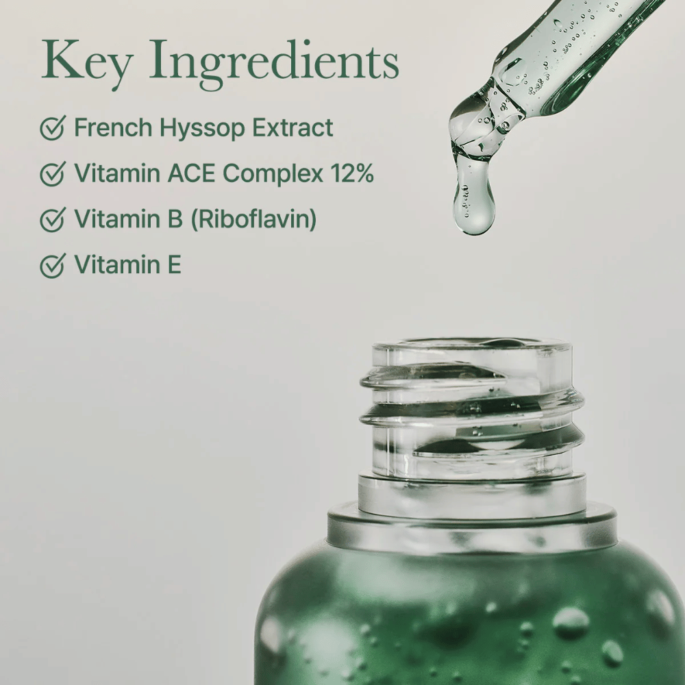 Close-up van serumfles met pipet en tekst over sleutelingrediënten zoals hyssop-extract, vitamine ACE-complex en vitamine E.