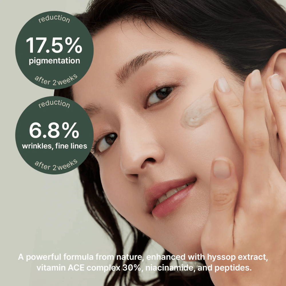 Vrouw brengt Arencia Holy Hyssop Serum 30 aan – klinisch getest serum dat pigmentatie met 17,5% en fijne lijntjes met 6,8% vermindert in twee weken.